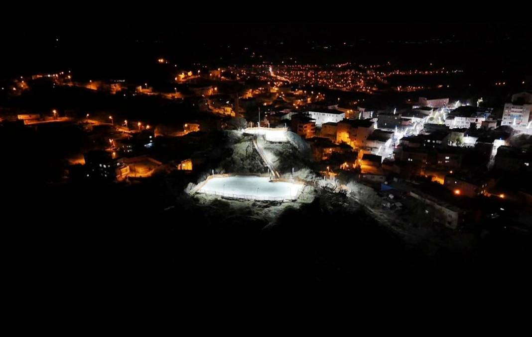 O kentin cazibe merkezi oldu: Tarihi kalede ışıklandırma sürprizi! Hem gündüz, hem akşam ziyaret edilebiliyor 7